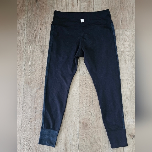 Vuori Black And Grey Camo Leggings with Wide Waistband and Slim Fit - Picture 3 of 7